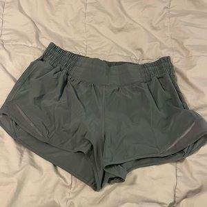 LULULEMON HOTTY HOT SHORT 2.5” HR LIKE NEW SIZE 10